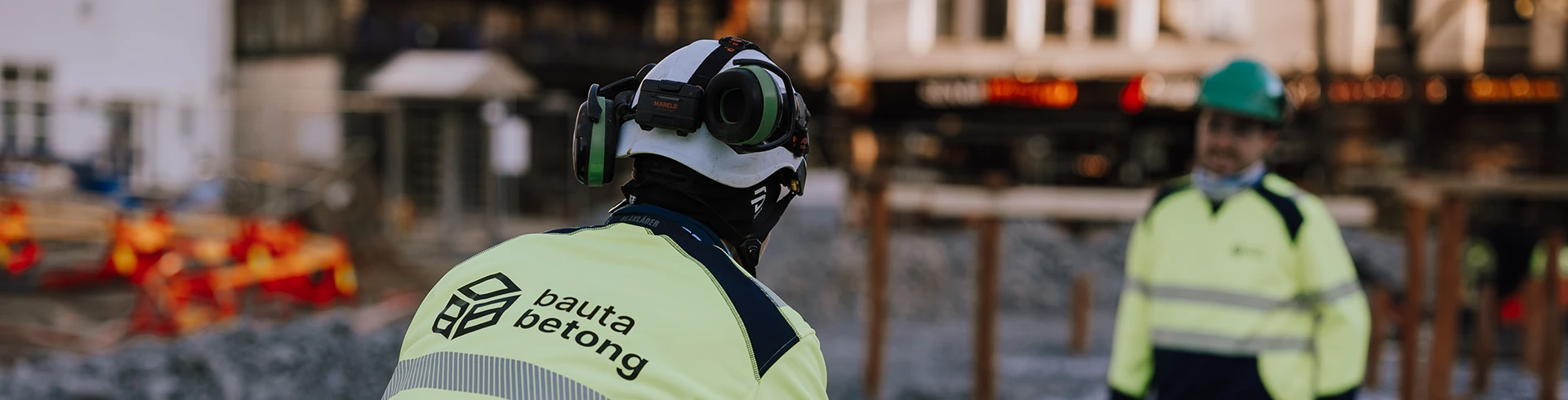 Foto av to ansatte i bauta Betong som arbeider på et anleggsområde